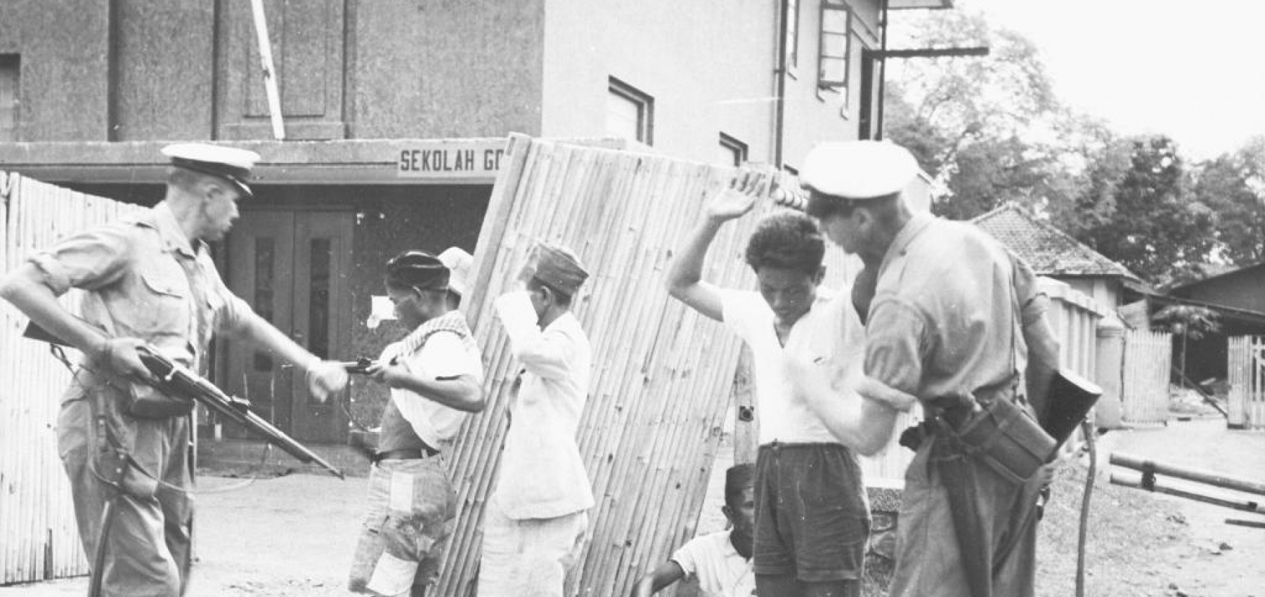 After the taking over of a building formerly occupied by Indonesian nationalists, Indonesians are Interrogated and placed under guard by members of the Dutch forces. Clashes between Netherlanders and Indonesian extremistes causes a state of unrest and confusion in many parts of Java. 
